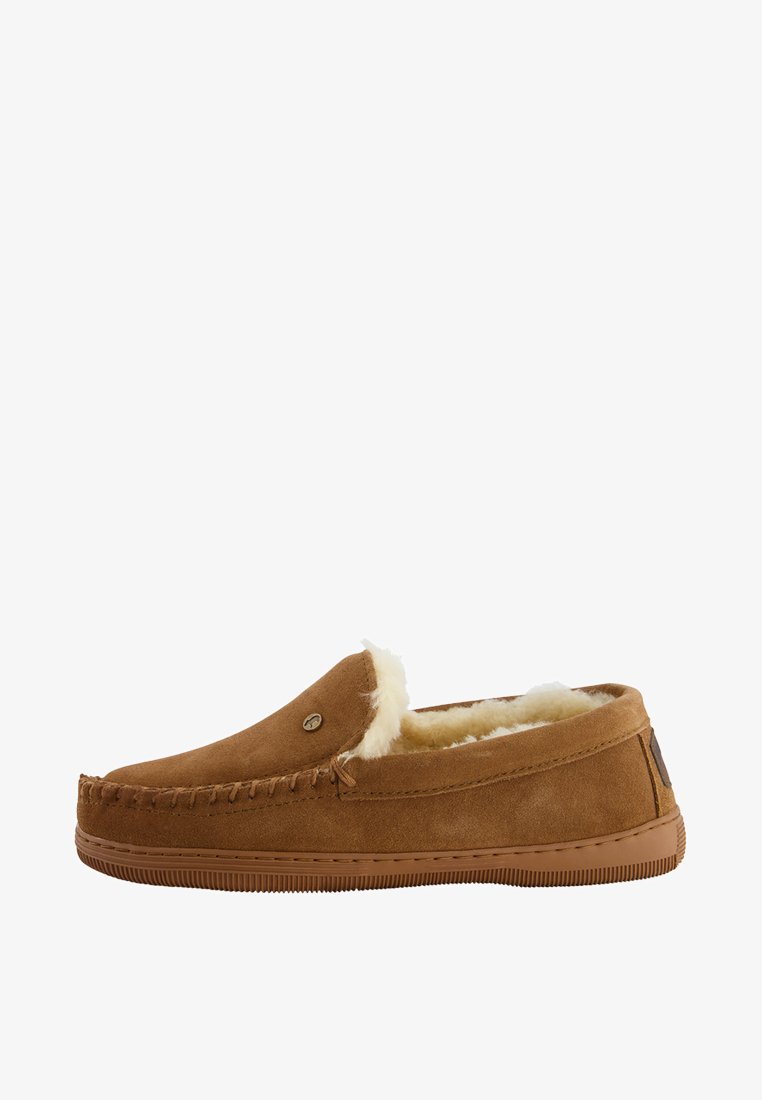 Bruine suède pantoffel met een zachte faux fur voering, leren stiksels en een gestructureerde rubberen zool. Instapontwerp voor gemakkelijk aan- en uittrekken.