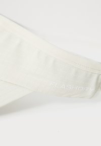 Kerge beež kangas ruudukujulise ruudustiku mustriga, millel on tekstureeritud pind ja valge "FLASHDRY" logo küljel.