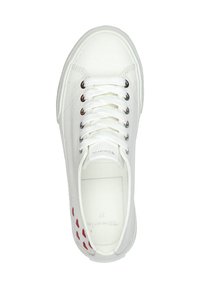 Białe płócienne trampki z okrągłym noskiem, sznurowanym zapięciem, srebrnymi oczkami i czerwonymi akcentami w kształcie serca na pięcie. Rozmiar 37. Gładka tekstura.