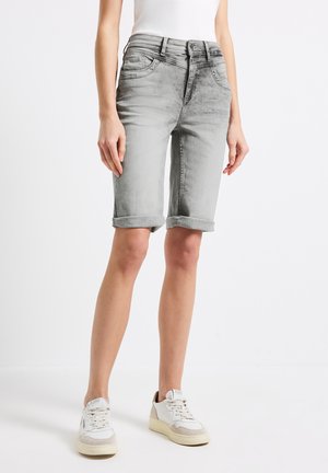 Grijze denim bermuda shorts met opgerolde boorden, vijf-vak ontwerp en een lichte wassing, gecombineerd met witte sneakers.