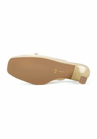 Beige hoge hak sandaal met een vierkante blokhak, een glad bovenmateriaal en een gemarmerde rubberen zool, met subtiele ingedrukte details.