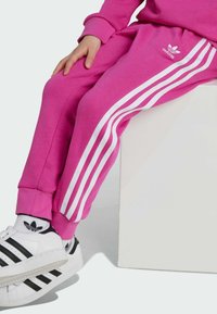 adidas Originals ADICOLOR CREW KIDS - Tuta - semi lucid fuchsia