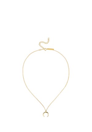 Collana delicata in oro con piccolo ciondolo a mezzaluna e chiusura regolabile a maglie su sfondo bianco.