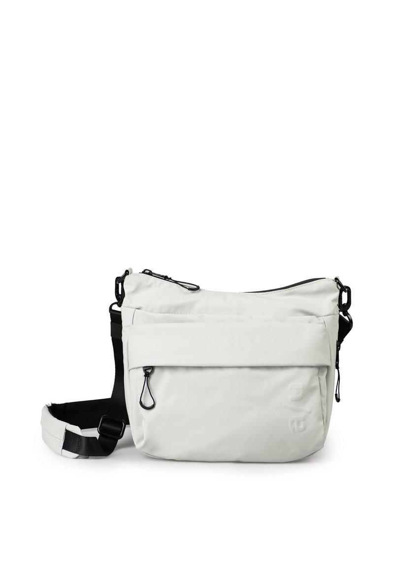 Borsa a tracolla grigia chiara con tracolla nera regolabile, tasca frontale con zip e logo impresso in modo discreto sul lato destro in basso.