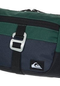 Grünes, marineblaues und schwarzes Stofftäschchen mit Reißverschluss, ausgestattet mit einem silbernen Verschluss und einem Logopatch. Strukturiertes, strapazierfähiges Material.