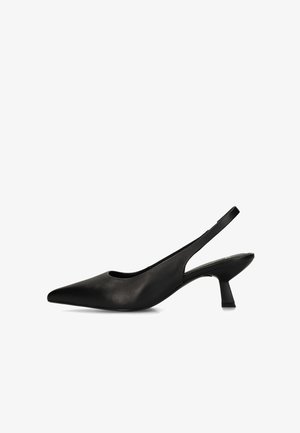 Escarpin slingback en cuir noir avec bout pointu et talon bas incurvé sur fond blanc.