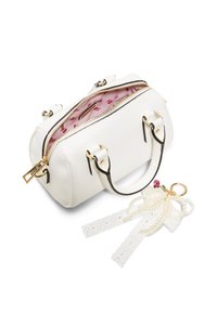 Borsa bianca con esterno testurizzato, hardware dorato, doppio manico e interno rosa. Include un portachiavi decorativo in pizzo e perle.