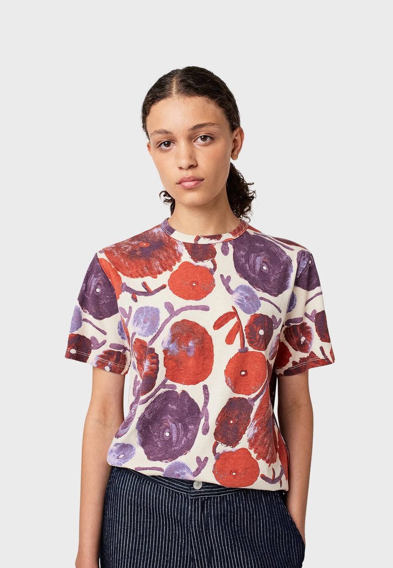 Krátký rukáv tričko v krémové barvě s květinovým vzorem v červené a fialové. Kulatý výstřih, volný střih, měkký bavlněný materiál.