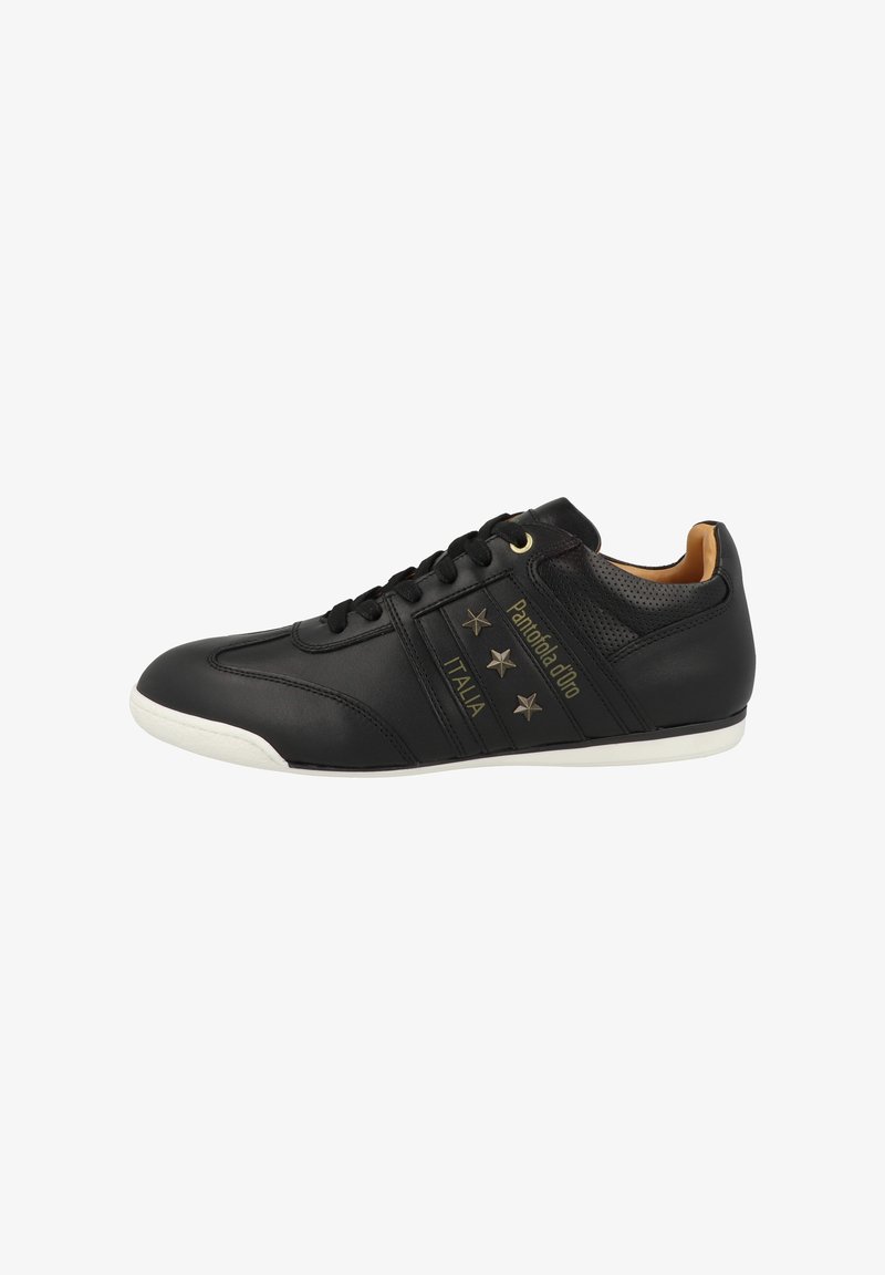 Baskets en cuir noir avec semelle blanche, trois étoiles métalliques et le texte "Pantofola d'Oro ITALIA" sur le côté.