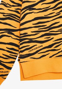 Calvin Klein Jeans URBAN ANIMAL PRINT HOODIE - Jersey con capucha - yellow