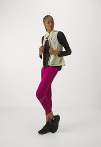 ASICS METARUN PACKABLE GILET - Vesta - birch