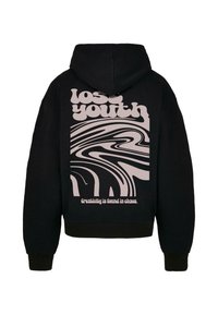 Crna dukserica s kapuljačom na vezanje. Na stražnjoj strani sadrži velike bijele natpise "izgubljena mladost" i apstraktne valovite uzorke. Mekana tkanina.