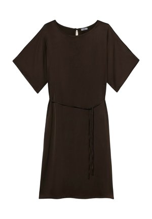 Robe courte marron à manches courtes en tissu léger, avec un col rond, une ceinture à la taille et une légèrement forme en A. Détail de fermeture en trou de serrure au dos.