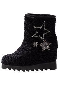 Botín negro texturizado con suela de cuña, decorado con tres adornos de estrella de strass en el lado exterior.