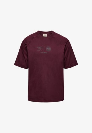 Bordowa koszulka z krótkim rękawem wykonana z miękkiego materiału. Posiada okrągły dekolt oraz nadruki, w tym "HALO" i "OFF PITCH" w kontrastowych kolorach.