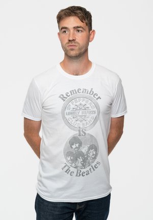 Paradiso Clothing THE BEATLES REMEMBER SGT PEPPER LONELY HEARTS - Print T-shirt - white