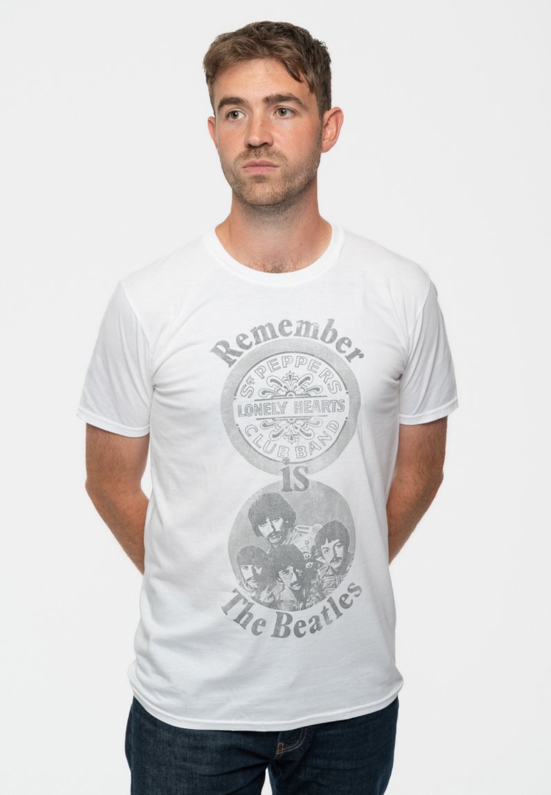 Paradiso Clothing THE BEATLES REMEMBER SGT PEPPER LONELY HEARTS - Print T-shirt - white