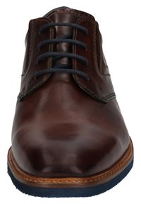 Braune Leder-Dressschuhe mit runden Spitzen, marineblauen Schnürsenkeln und einer kontrastierenden sandfarbenen Sohle. Glatte Textur mit dezenten Nähten.