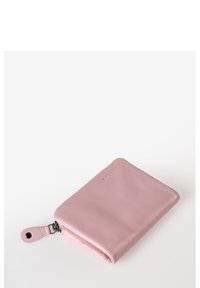 Roze leren portemonnee met een gladde textuur, ritssluiting en een kleine leren trekknop. De merknaam is op de voorkant geperst.