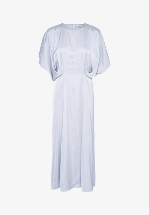 Světle modré saténové šaty s volným střihem a krátkým rukávem, s kulatým výstřihem a jemným nařasením v pase pro tvar a pohyb.