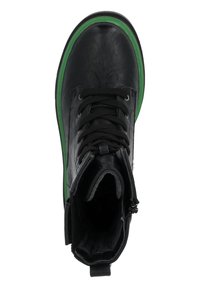 Stivale in pelle nera con suola in gomma verde, chiusura con lacci sul davanti e cerniera. L'interno presenta una morbida fodera. Design con punta rotonda.