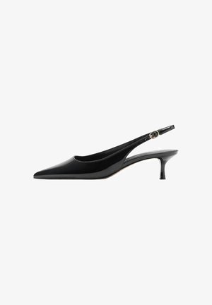 Talons aiguilles en vernis noir avec un bout pointu, un talon élancé et une accentuation de boucle sur la sangle. Texture lisse et design élégant.