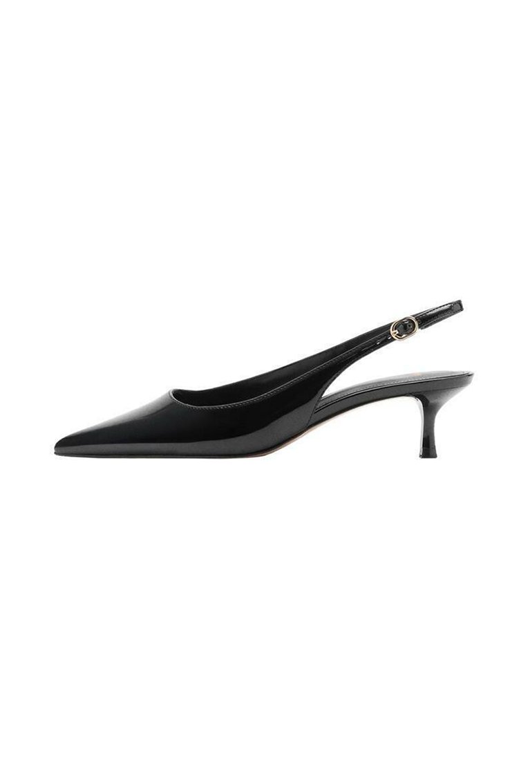 Talons aiguilles en vernis noir avec un bout pointu, un talon élancé et une accentuation de boucle sur la sangle. Texture lisse et design élégant.