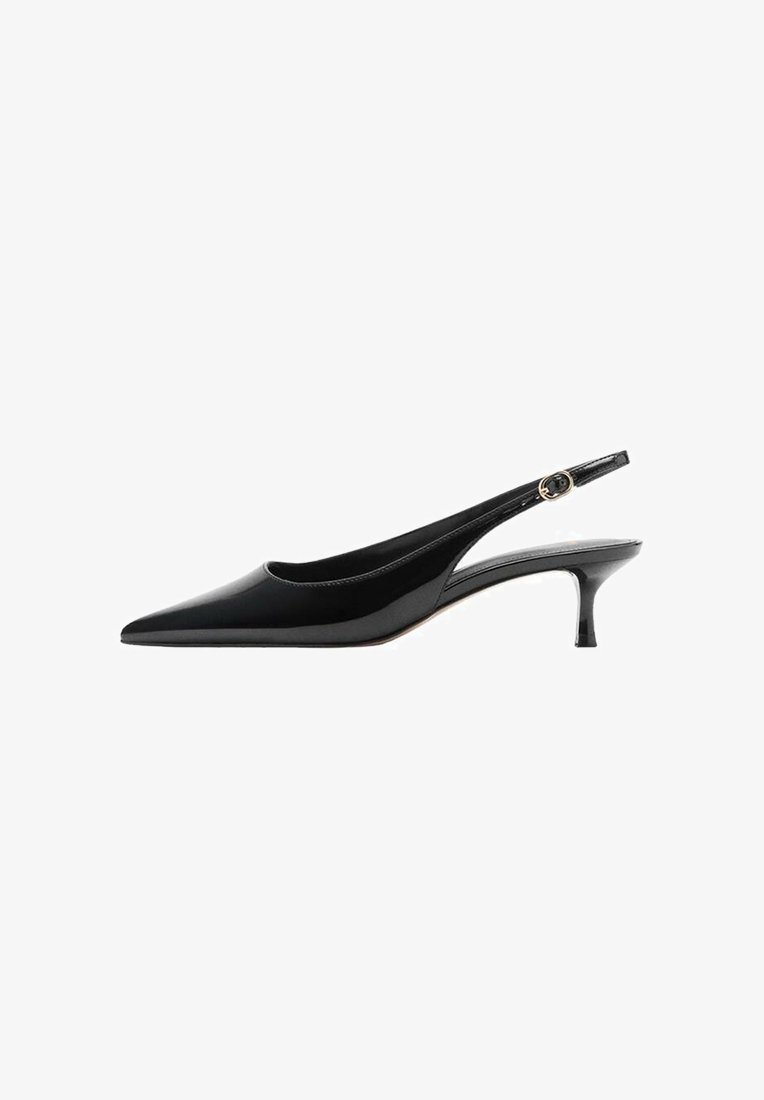 Črne lakirane slingback petke s konicami, tankim peto in zaponko na traku. Gladka tekstura in elegantna oblikovanje.