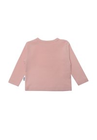 Helles rosa Langarmshirt aus weicher Baumwolle, mit Rundhalsausschnitt und einem kleinen Etikett an der Seitennaht. Glatte Textur und schlichtes Design.