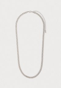 Collana in argento con maglie curb intrecciate e chiusura a gancio con catena di estensione regolabile su uno sfondo bianco.