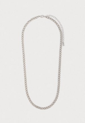 Collier en chaîne argentée avec des maillons en curb entrelacés et un fermoir à homard avec une chaîne d'extension réglable sur fond blanc.