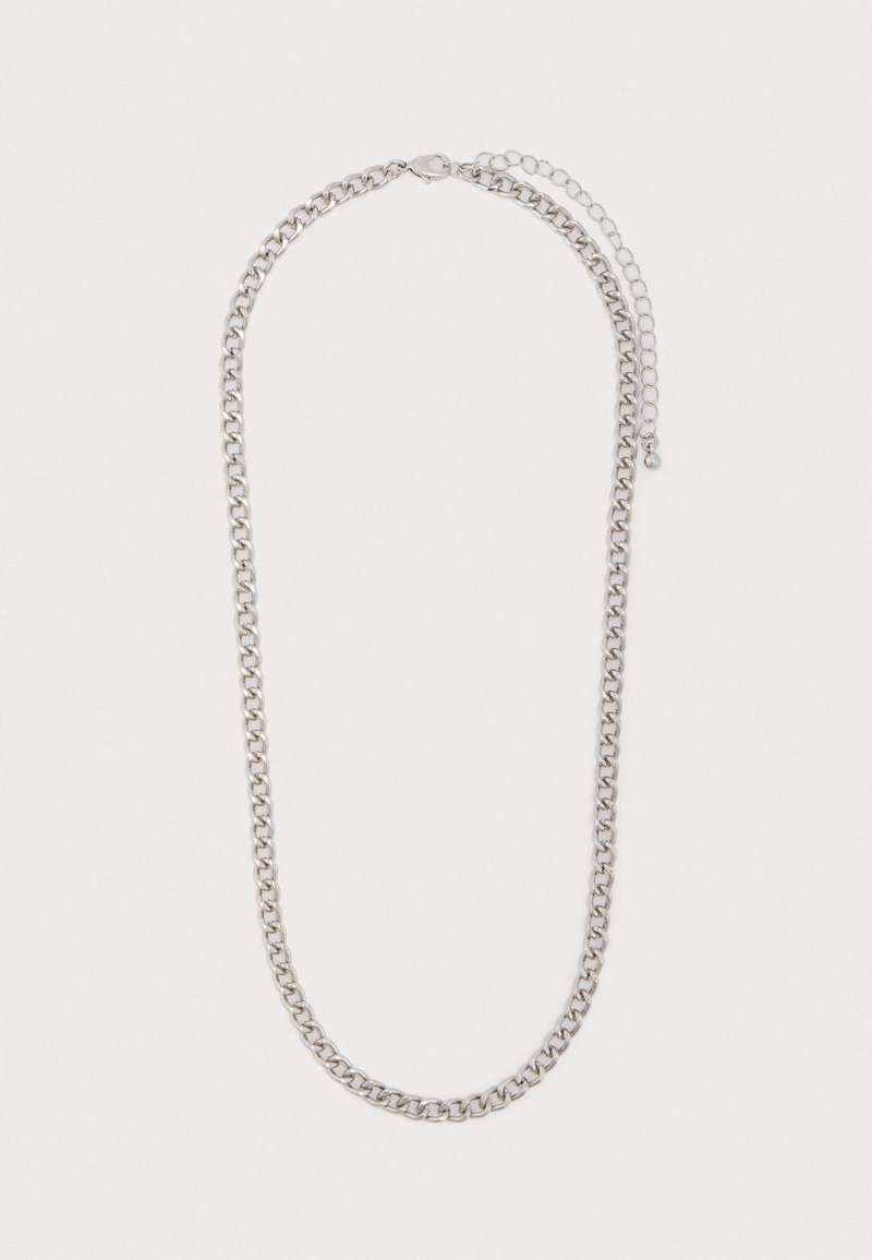 Collana in argento con maglie curb intrecciate e chiusura a gancio con catena di estensione regolabile su uno sfondo bianco.