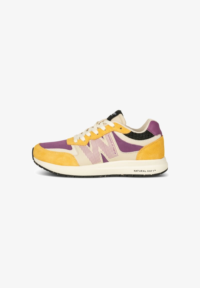 Baskets basses avec textile violet, surpiqûres en daim jaune, accents crème, lacets blancs et détail de talon noir texturé sur une semelle blanche.
