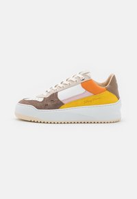 Flerfärgad sneaker med en mix av mocka och läder i brun, vit, rosa, orange och gul. Har en tjock vit sula och snörningsdesign.