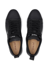 Schwarze Ledersneaker mit weißen Sohlen, ausgestattet mit einem strukturierten Obermaterial, sechs Paar Ösen und Markenlabels auf der Zunge.