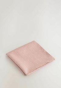 Rosa Stofftaschentuch mit glatter Textur, das ein Muster aus kleinen weißen Punkten aufweist, die gleichmäßig über die Oberfläche verteilt sind.