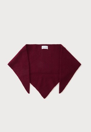 Burgundia punutud soonikuga kolmnurkne sall, millel on teravad otsad ja väike valge brändimärk, mis on õmmeldud ülaossa keskele.