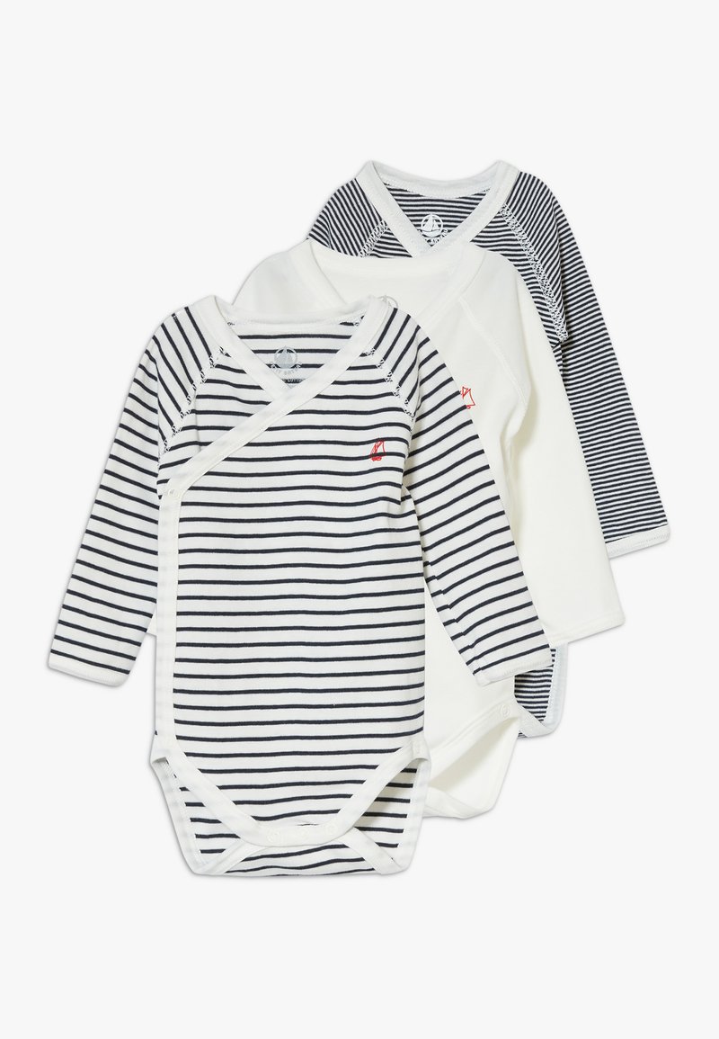 Tre bodysuit a maniche lunghe: uno bianco con righe blu navy, uno a righe blu navy e uno bianco. Ognuno ha un design avvolgente e chiusure a scatto.