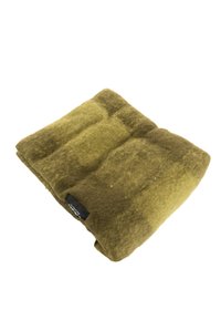 Cuscino in lana verde oliva, design trapuntato con superficie texture. Presenta un'etichetta nera sul lato. Morbido, pieghevole e di forma rettangolare.