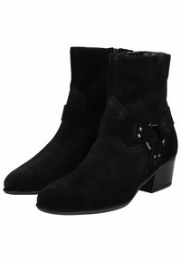 Botas de tobillo de ante negro con punta afilada, cremallera lateral y acento de hebilla redonda. Presentan un tacón bajo apilado y costuras en contraste.