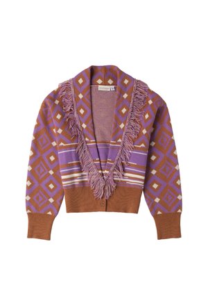 Cárdigan con un patrón geométrico en púrpura, marrón y crema, con un collar con flecos y cierre de botón. Textura de punto suave.