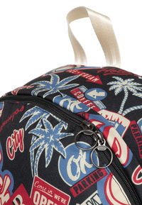 Mochila de tela negra con estampados multicolores de palmeras y letreros. Incluye un cierre con tiradores metálicos dobles y un asa en la parte superior.