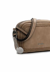 Borsa a tracolla in pelle beige, con texture intrecciata, hardware in argento e dettaglio a catena. Chiusura con zip e etichetta con logo attaccata.