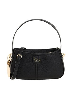 Borsa a mano in pelle nera strutturata con cerniera superiore, tracolla corta, fibbia dorata, patch con logo e ciondolo a catena dorata su sfondo bianco.