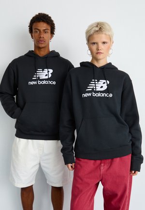 New Balance SPORT ESSENTIALS LOGO HOODIE UNISEX - Jersey con capucha - black