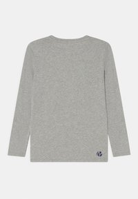 Szara koszula z długim rękawem wykonana z mieszanki bawełny. Posiada okrągły dekolt oraz małe logo w lewym dolnym rogu. Gładka faktura.