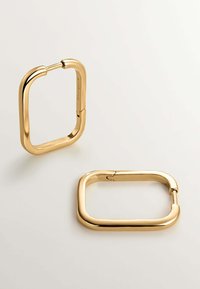 Pendientes de aro de metal tono dorado con un diseño cuadrado redondeado y suave. Cuentan con un cierre de bisagra y un acabado pulido que proporciona brillo.