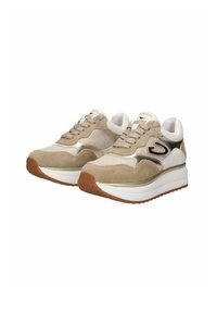 Sneakers beige con tomaia in suede e rete, dettagli bianchi e logo metallico. Caratterizzati da una robusta intersuola bianca e una suola esterna marrone a motivo.