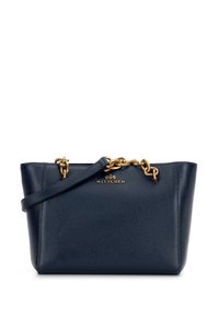 Sac en cuir texturé bleu marine avec un accent en chaîne dorée, comprenant une bandoulière détachable et un logo en relief à l'avant.