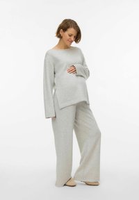 Pelēks atpūtas apģērbu komplekts ar brīva piegriezuma garām piedurknēm un plašām biksēm, izgatavots no mīksta auduma. Izceļas ar vienkāršu dizainu un komfortu.